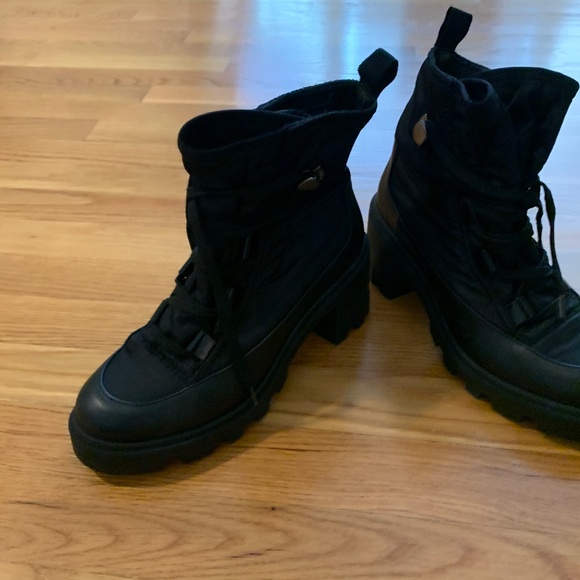 Moncler boots 8.5 - Picture 1 of 10